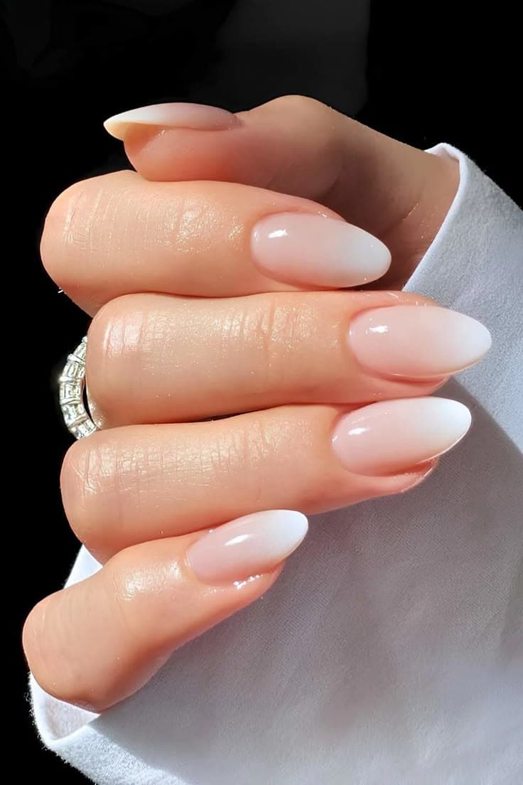 Manicuría con uñas en tonos rosados y blancos